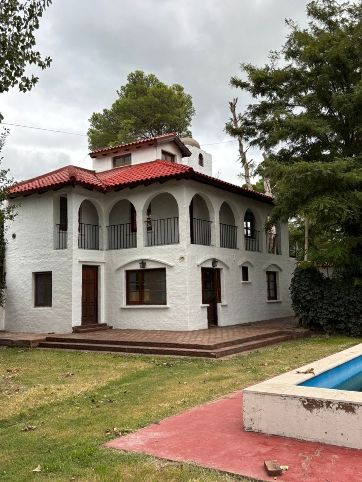 Se alquila casaquinta 4 dormitorios